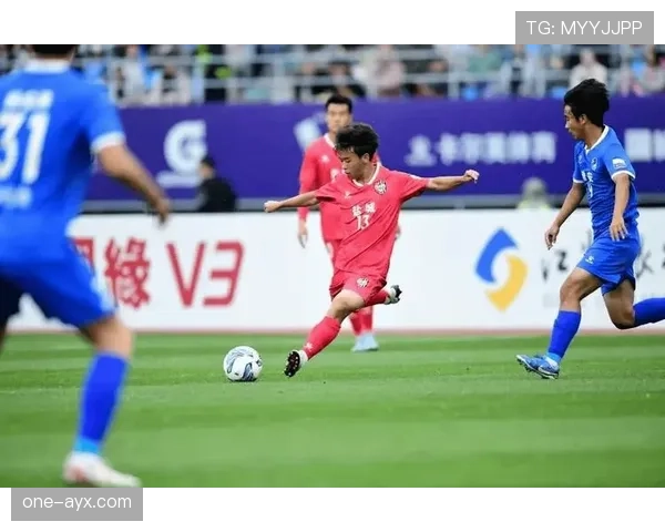 联赛激战正酣：争冠格局风云突变，历史性突破频现赛场