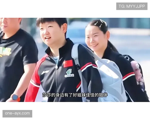 何卓佳训练完直接拎着爱马仕去吃路边摊？